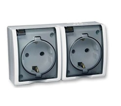 Розетка 2-м ОП Simon15 с защ. крышкой с заземл. IP54 бел. Simon