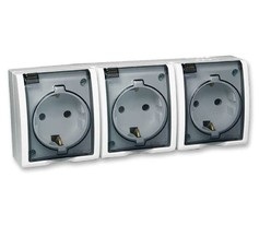 Розетка 3-м ОП Simon15 с защ. крышкой с заземл. IP54 бел. Simon