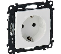 Механизм розетки 1-м СП Valena Life 16А IP20 250В 2К+З с лиц. панелью защ. шторки винт. зажимы бел. Leg