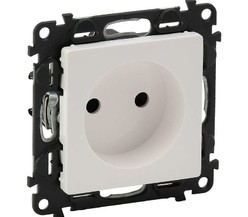 Механизм розетки 1-м СП Valena Life 16А IP20 250В 2К с лиц. панелью защ. шторки безвинт. зажимы бел. Leg