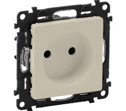 Механизм розетки 1-м СП Valena Life 16А IP20 250В 2К с лиц. панелью защ. шторки безвинт. зажимы сл. кость Leg