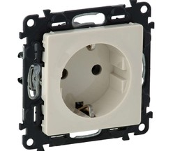 Механизм розетки 1-м СП Valena Life 16А IP20 250В 2К+З винт. зажимы сл. кость Leg