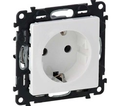 Механизм розетки 1-м СП Valena Life 16А IP2X 250В 2К+З с лиц. панелью безвинт. зажимы бел. Leg